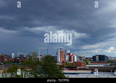 Leeds City Skyline kurz vor einem Gewitter. Stockfoto