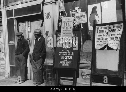 Foto von zwei afrikanische amerikanische Männer vor der verschlossenen Tür von 318 Beale Street, die von Halloween Flyer, Memphis, Tennessee, Oktober, 1939 umgeben. Von der New York Public Library. () Stockfoto