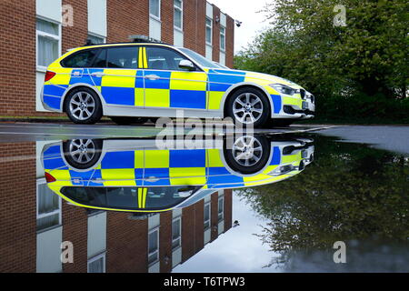 Fahrzeuge der Polizei verwendet die Tour de Yorkshire Radrennen escort sind im Holiday Inn Leeds Garforth, geparkt. Stockfoto