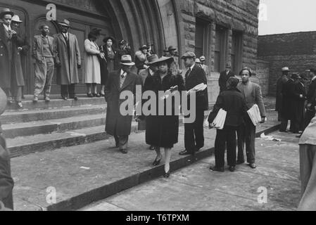 Foto der afrikanischen amerikanischen Leute versammelten sie sich vor der Pilgernden Baptist Church am Ostersonntag, der Southside von Chicago, Illinois, 1940. Von der New York Public Library. () Stockfoto