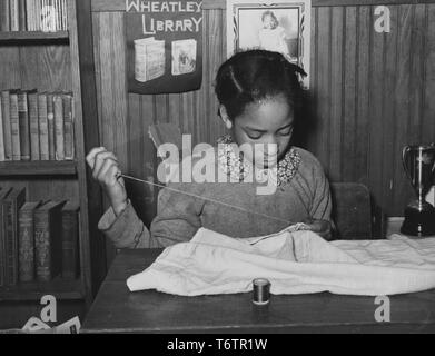 Foto von Pomp Halle Tochter, African American Pächter, Nähen in der Schule, Creek County, Oklahoma, 1940. Von der New York Public Library. () Stockfoto