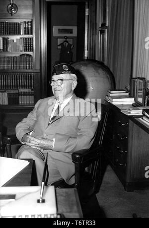 Candid von Harry S Truman, der als Präsident der Vereinigten Staaten von 1945 bis 1953 gedient, am Schreibtisch in seinem Büro im Truman Library, Juli, 1961. Mit freundlicher Genehmigung der nationalen Archive. Stockfoto