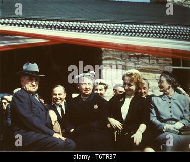 Der ehemalige Präsident Harry S Truman, Bess Truman (erste Dame an Präsident Truman), Margaret Truman (die erste Tochter) und Mary Jane Truman (Präsident Truman's Schwester) an den bahnbrechenden Zeremonien für die Harry S Truman Library, Independence, Missouri, 8. Mai 1955. Mit freundlicher Genehmigung der nationalen Archive. () Stockfoto