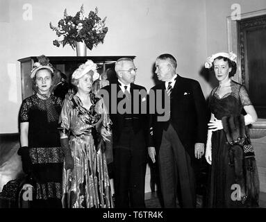 Der amerikanische Präsident Harry Truman (Mitte) steht in drei-viertel Länge, von seiner Familie flankiert (links) und Vizepräsident Alben Barkley und seine Tochter Marian Barkley Truitt (rechts) bei einem Empfang in der National Gallery, Washington, DC, 20. Januar 1949. Mit freundlicher Genehmigung der nationalen Archive. () Stockfoto