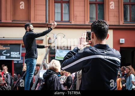 Berlin, Deutschland - 01.Mai 2019: Menschen mit Handy auf der Street Parade am Tag der Arbeit in Berlin. Stockfoto