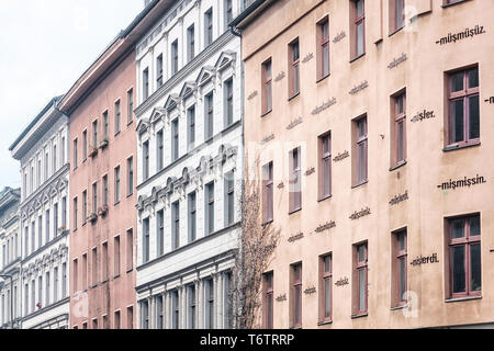 Berlin, Deutschland - 01.Mai 2019: Wohnhaus Fassaden in Berlin Kreuzberg Stockfoto