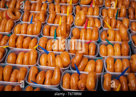 Glasierte Krapfen, süßem Gebäck in Kartons für den Verkauf Stockfoto