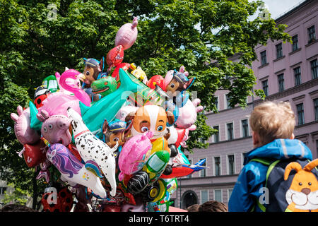 Berlin, Deutschland - 01.Mai 2019: Kind betrachten Zeichentrickfigur Ballons für Verkauf auf Festivals in Berlin, Deutschland Stockfoto