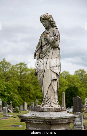 Die Statue einer Frau in Trauer auf einem Grab in Morningside Friedhof, In Edinburgh, Schottland, Großbritannien. Stockfoto