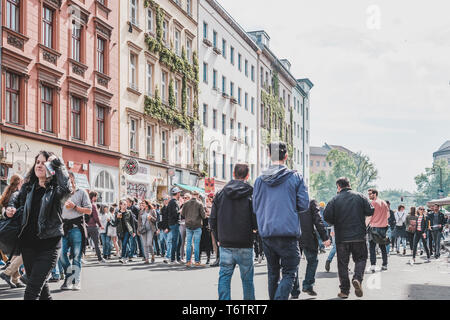 Berlin, Deutschland - 01.Mai 2019: Viele Menschen auf der belebten Straße zum Tag der Arbeit in Berlin, Kreuzberg Stockfoto