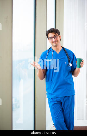 Jungen gutaussehenden Arzt im Krankenhaus zu arbeiten Stockfoto