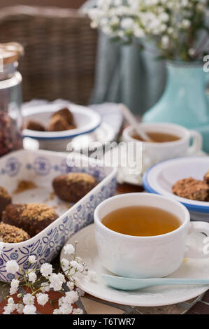 Traditionelle russische Kuchen mit Kakao und Schokolade in die Form einer Kugel. Frühstück serviert. Gemütliche Atmosphäre zu Hause Stockfoto