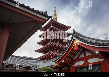 Senso-ji Tempel, Tokio, Japan mit Moody Wolke Himmel Hintergrund Stockfoto