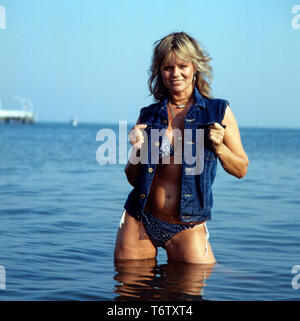 Die deutsche Fictitious character Christiane Rücker lässt sich im Meer/, Ca. 1970er. Die deutsche Schauspielerin Christiane Rücker können im Meer fotografiert werden, Ca. 70er Jahre. Stockfoto