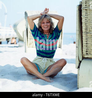 Die deutsche Fictitious character Christiane Rücker in verschiedenen Posen am Strand, 1970er. Die deutsche Schauspielerin Christiane Rücker in unterschiedlichen Posen am Strand, 1970er Jahre Stockfoto