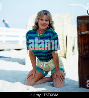 Die deutsche Fictitious character Christiane Rücker in verschiedenen Posen am Strand, 1970er. Die deutsche Schauspielerin Christiane Rücker in unterschiedlichen Posen am Strand, 1970er Jahre Stockfoto