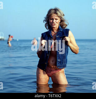 Die deutsche Fictitious character Christiane Rücker lässt sich im Meer/, Ca. 1970er. Die deutsche Schauspielerin Christiane Rücker können im Meer fotografiert werden, Ca. 70er Jahre. Stockfoto