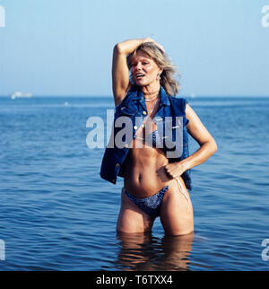 Die deutsche Fictitious character Christiane Rücker lässt sich im Meer/, Ca. 1970er. Die deutsche Schauspielerin Christiane Rücker können im Meer fotografiert werden, Ca. 70er Jahre. Stockfoto