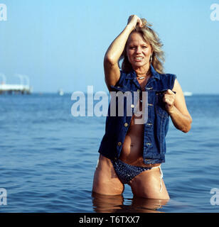 Die deutsche Fictitious character Christiane Rücker lässt sich im Meer/, Ca. 1970er. Die deutsche Schauspielerin Christiane Rücker können im Meer fotografiert werden, Ca. 70er Jahre. Stockfoto