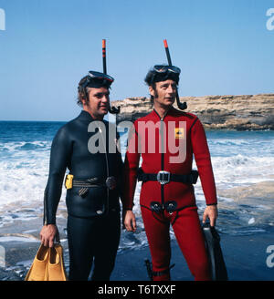 Michael, der Prinz von Preußen mit einem Freund eine Einems Strand in Mallorca in Tauchmontur in den 1970er Jahren. Michael, der Prinz von Preußen mit einem Freund an einem Strand auf Mallorca in Scuba gear in den 1970er Jahren. Stockfoto