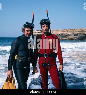 Michael, der Prinz von Preußen mit einem Freund eine Einems Strand in Mallorca in Tauchmontur in den 1970er Jahren. Michael, der Prinz von Preußen mit einem Freund an einem Strand auf Mallorca in Scuba gear in den 1970er Jahren. Stockfoto