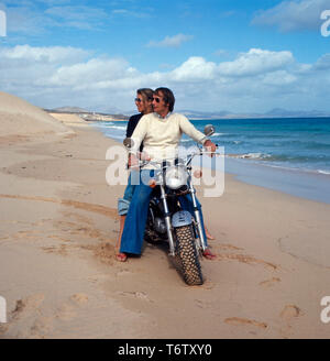 Der Prinz von Preußen, Michael sitzt mit seiner Ehefrau Brigitta auf einem Motorrad von Suzuki in am Strand von Mallorca auf den 1970er Jahren. Der Prinz von Preußen, Michael und seine Frau Brigitta sind auf einem Motorrad von Suzuki auf Mallorca auf die 1970er Jahre. Stockfoto