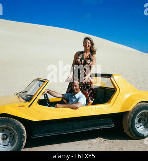 Michael Prinz von Preußen und seine Ehefrau Brigitta fahren in einem Strandbuggy über eine Sanddüne auf der Insel Mallorca, Spanien 1970er. Michael Prinz von Preußen und seiner Frau Brigitta Fahrt in einem Strand Buggy über eine Sanddüne auf der Insel Mallorca, Spanien 1970. Stockfoto