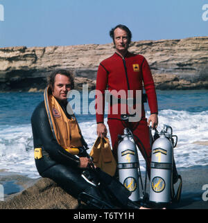 Michael, der Prinz von Preußen mit einem Freund eine Einems Strand in Mallorca in Tauchmontur in den 1970er Jahren. Michael, der Prinz von Preußen mit einem Freund an einem Strand auf Mallorca in Scuba gear in den 70er Jahren Stockfoto