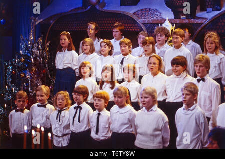 Der Bielefelder Kinderchor singt Weihnachtslieder, Deutschland Ca. 1987. Bielefelder Kinderchor Chor singen Weihnachtslieder, Deutschland Ca. 1987. Stockfoto