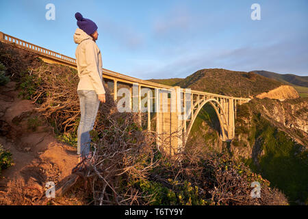 Frau Tourist in der Nähe von Bixby Creek Bridge in Kalifornien Stockfoto