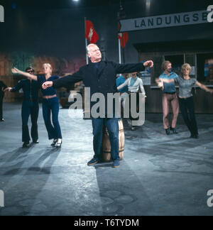 Der ont Curd Jürgens 5/6 einer Theateaufführung in den 1970er Jahren, Hamburg, Deutschland. Der Schauspieler Curd Jürgens während einer Theatervorstellung in den 70er Jahren, Hamburg, Deutschland. Stockfoto