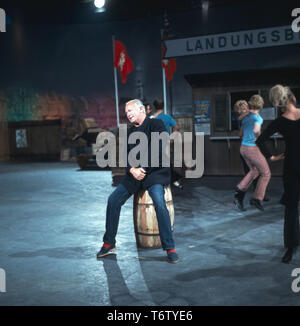 Der ont Curd Jürgens 5/6 einer Theateaufführung in den 1970er Jahren, Hamburg, Deutschland. Der Schauspieler Curd Jürgens während einer Theatervorstellung in den 70er Jahren, Hamburg, Deutschland. Stockfoto