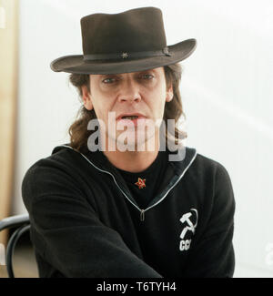 Der deutsche Rockmusiker, Schriftsteller und Maler Udo Lindenberg posiert in den 1990er Jahren für zahlr Porträtaufnahmen. Die deutschen Rock Musiker, Schriftsteller und Maler Udo Lindenberg stellt in den 90er Jahren für einige Porträts. Stockfoto