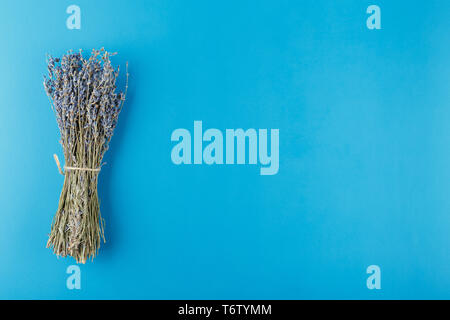 Bündel von Lavendel auf einem rosa Hintergrund Stockfoto