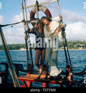 Der deutsche Sänger, Wis und Synchronsprecher Volker Lechtenbrink verbingt einen Abend in einem Boot mit seiner damaligen Freundin, 197 er. Der deutsche Sänger, Schauspieler und Synchronsprecher Volker Lechtenbrink verbringt einen Abend auf einem Boot mit seiner damaligen Freundin, 1970er Jahre. Stockfoto