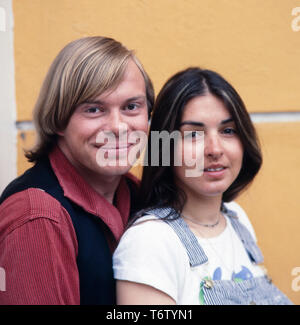 Der deutsche Sänger, Wis und Synchronsprecher Volker Lechtenbrink mit seiner Freundin, Deutschland 1970er Jahre. Deutsche Sänger, Schauspieler und Vertonung Schauspieler Volker Lechtenbrink mit seiner Freundin, Deutschland 1970. Stockfoto