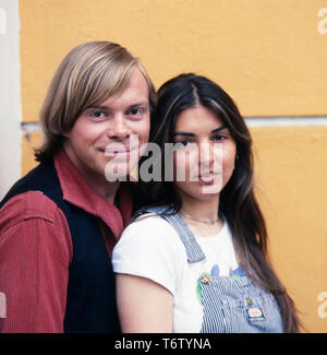 Der deutsche Sänger, Wis und Synchronsprecher Volker Lechtenbrink mit seiner Freundin, Deutschland 1970er Jahre. Deutsche Sänger, Schauspieler und Vertonung Schauspieler Volker Lechtenbrink mit seiner Freundin, Deutschland 1970. Stockfoto