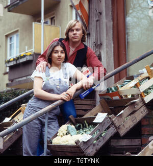 Der deutsche Sänger, Wis und Synchronsprecher Volker Lechtenbrink mit seiner Freundin, Deutschland 1970er Jahre. Deutsche Sänger, Schauspieler und Vertonung Schauspieler Volker Lechtenbrink mit seiner Freundin, Deutschland 1970. Stockfoto