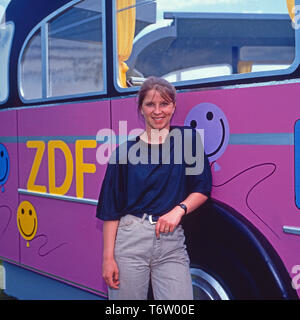 Barbara Biermann, Moderatorin der ZDF-kindernachrichtensendung "Logo" vor dem Logomobil-Bus, Deutschland 1990. Deutsch Presenter für Kinder News Show 'Logo', Deutschland 1990. Stockfoto