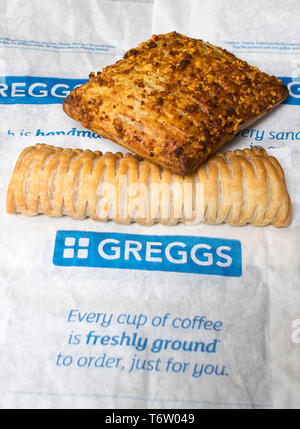 Greggs vegane Wurst und Käse backen Pasty in einer Geschäftsstelle in Warwick, Warwickshire, Großbritannien am 2. Mai 2019. Stockfoto