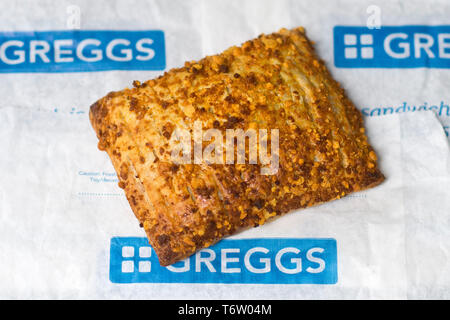 Greggs pasty Käse backen bei einer Niederlassung in Warwick, Warwickshire, Großbritannien am 2. Mai 2019. Stockfoto