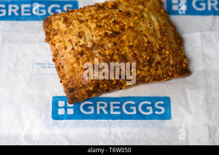 Greggs pasty Käse backen bei einer Niederlassung in Warwick, Warwickshire, Großbritannien am 2. Mai 2019. Stockfoto