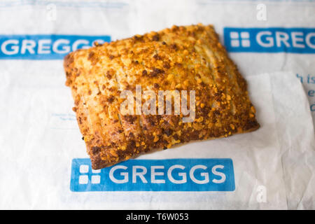 Greggs pasty Käse backen bei einer Niederlassung in Warwick, Warwickshire, Großbritannien am 2. Mai 2019. Stockfoto