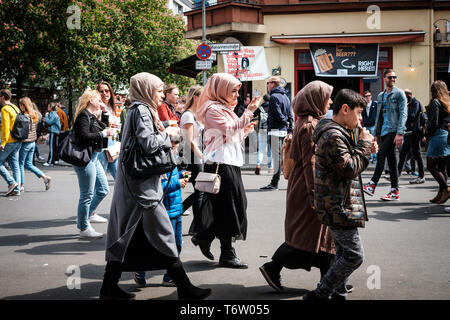 Berlin, Deutschland - 01.Mai 2019: Viele Menschen auf der belebten Straße zum Tag der Arbeit in Berlin, Kreuzberg Stockfoto