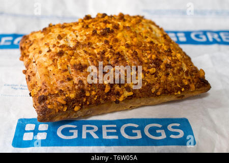 Greggs pasty Käse backen bei einer Niederlassung in Warwick, Warwickshire, Großbritannien am 2. Mai 2019. Stockfoto