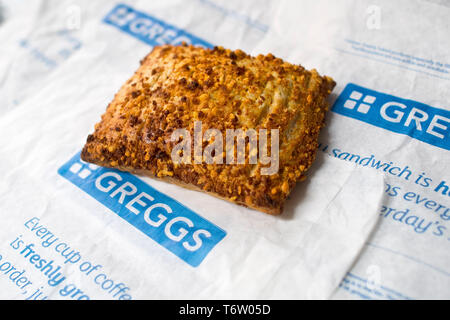 Greggs pasty Käse backen bei einer Niederlassung in Warwick, Warwickshire, Großbritannien am 2. Mai 2019. Stockfoto