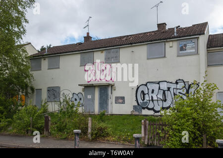 Zugenagelten und unkenntlich aufgegebenen Rat Häuser in Gildas Avenue im Kings Norton Vorort von Birmingham, Großbritannien Stockfoto