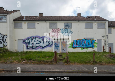 Zugenagelten und unkenntlich aufgegebenen Rat Häuser in Gildas Avenue im Kings Norton Vorort von Birmingham, Großbritannien Stockfoto