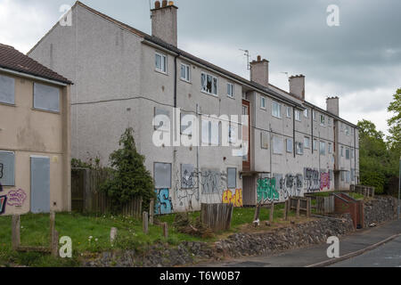 Zugenagelten und unkenntlich aufgegebenen Rat Häuser in Gildas Avenue im Kings Norton Vorort von Birmingham, Großbritannien Stockfoto