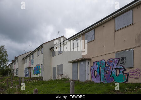 Zugenagelten und unkenntlich aufgegebenen Rat Häuser in Gildas Avenue im Kings Norton Vorort von Birmingham, Großbritannien Stockfoto